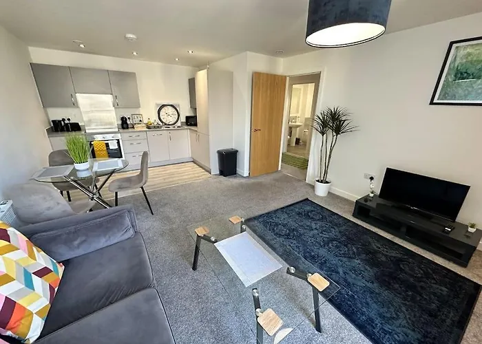 Cosy 2 Bed Apt Sleeps 4+Balcony