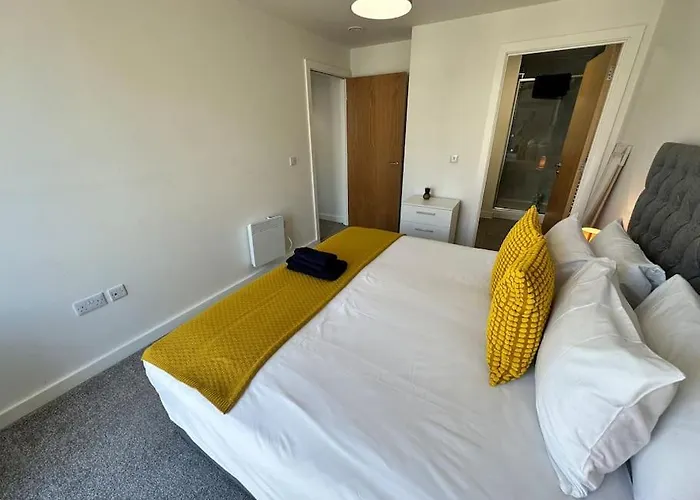 Cosy 2 Bed Apt Sleeps 4+Balcony