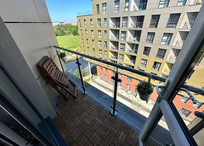 Cosy 2 Bed Apt Sleeps 4+Balcony