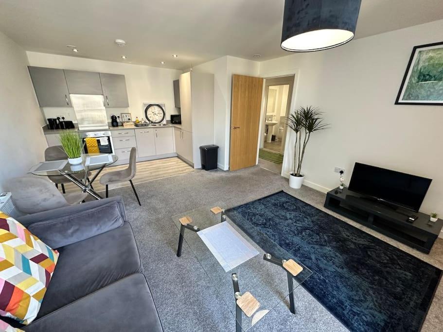 Cosy 2 Bed Sleeps 4+balcony * Manchester