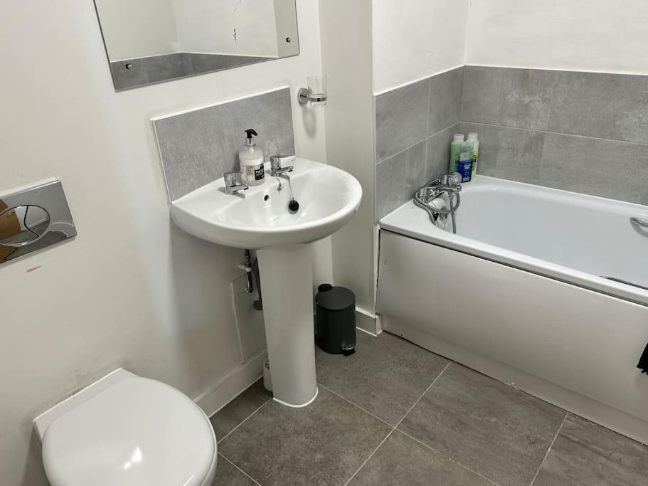Cosy 2 Bed Sleeps 4+balcony * Manchester