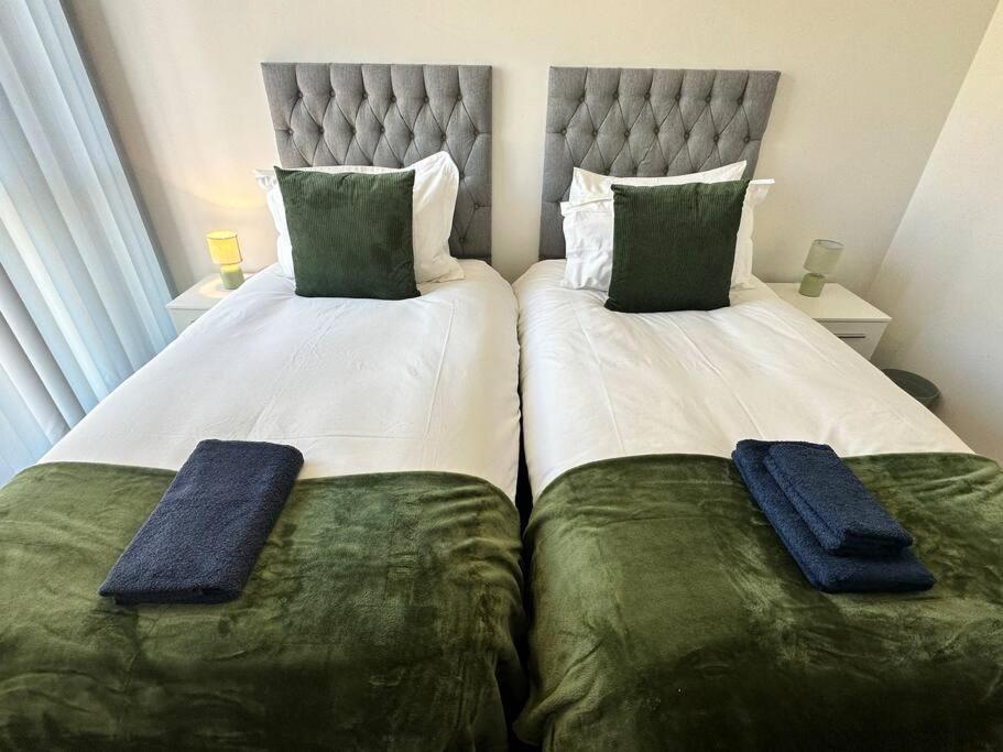 Cosy 2 Bed Sleeps 4+balcony Apartment