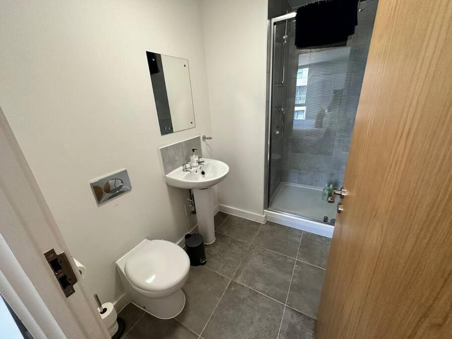 Cosy 2 Bed Sleeps 4+balcony Apartment *