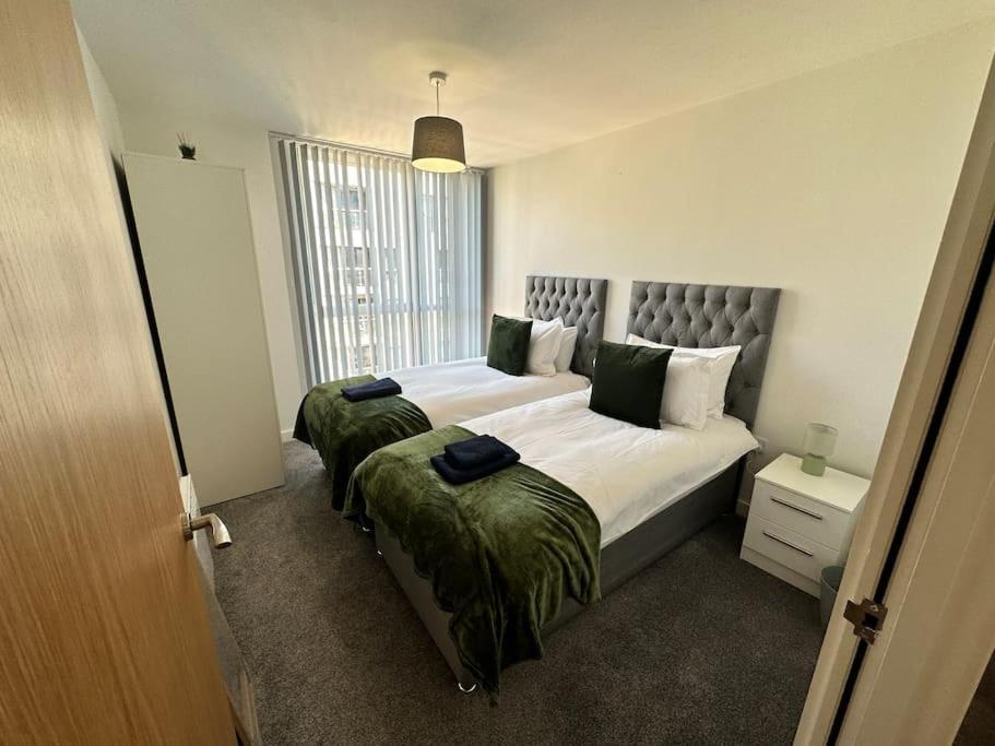 Cosy 2 Bed Sleeps 4+balcony Apartment