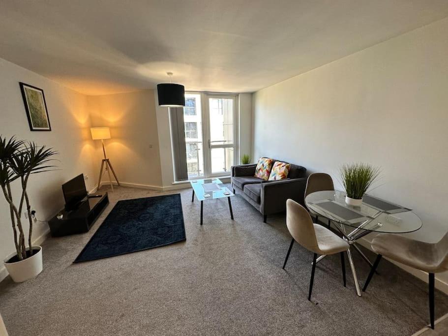 Cosy 2 Bed Sleeps 4+balcony Apartment *