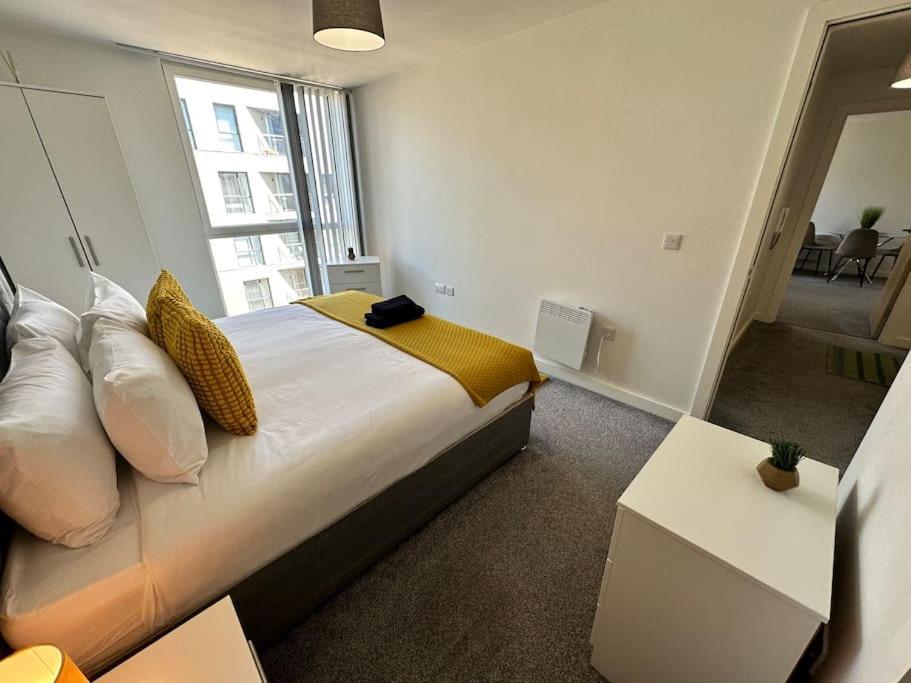 Cosy 2 Bed Sleeps 4+balcony Apartment *